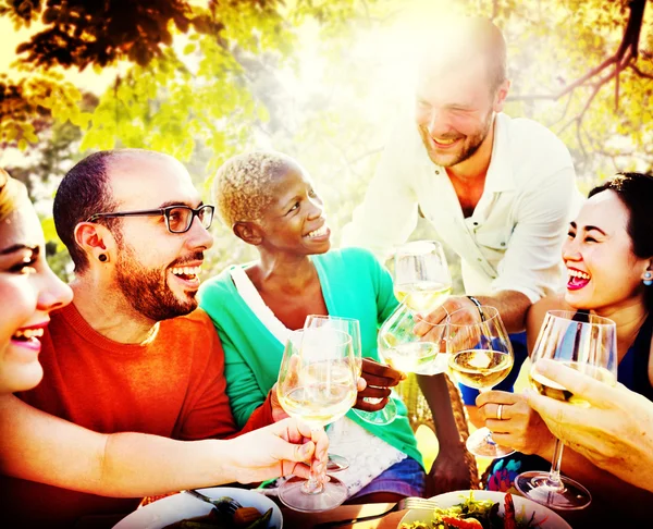 Friends hanging out at outdoors party — Stock Photo, Image