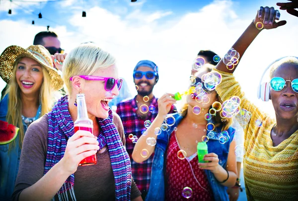 Freunde feiern bei Party-Konzept — Stockfoto