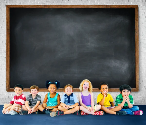 Diversidad Niños sentados juntos — Foto de Stock