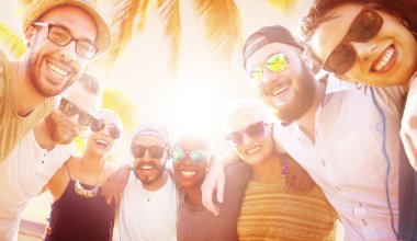 arkadaşlar Kumsal Partisi dışarı asılı