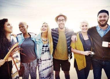 Mutlu arkadaşlar sahilde eğleniyor.