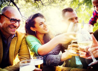 Dışarı asılı açık havada partide arkadaşlar