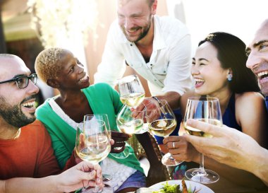 Dışarı asılı açık havada partide arkadaşlar