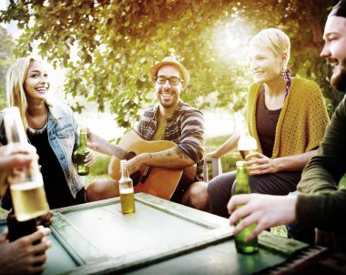 Dışarı asılı açık havada partide arkadaşlar