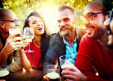 Dışarı asılı açık havada partide arkadaşlar