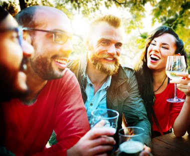 Dışarı asılı açık havada partide arkadaşlar