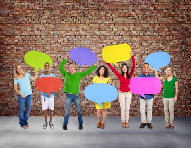 Konuşma balonları insanlarla. İletişim kavramı