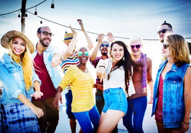 Yaz plaj partisi konsepti de arkadaşlar