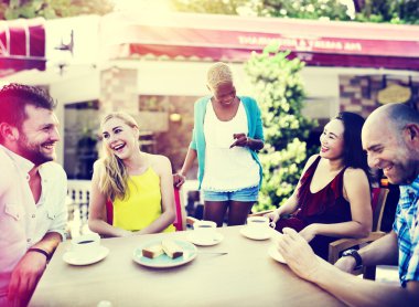 Arkadaş açık havada soğutma grubu