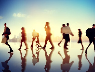 Yürüyen iş adamlarının siluetleri