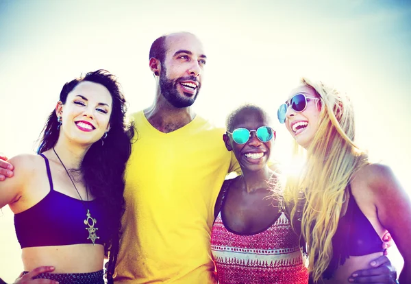 Gelukkig vrienden hebben plezier op het strand — Stockfoto