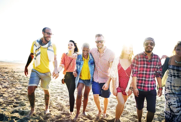 Gelukkig vrienden hebben plezier op het strand — Stockfoto