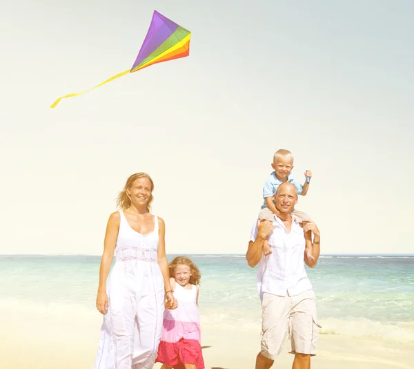 Familia en días festivos, concepto de verano — Foto de Stock