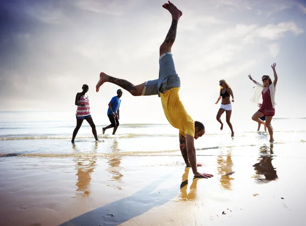 Amis heureux s'amuser sur la plage — Photo