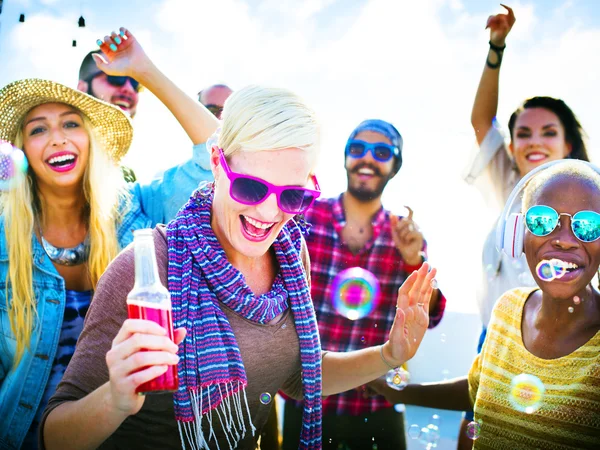 Amigos celebrando en el concepto de fiesta —  Fotos de Stock