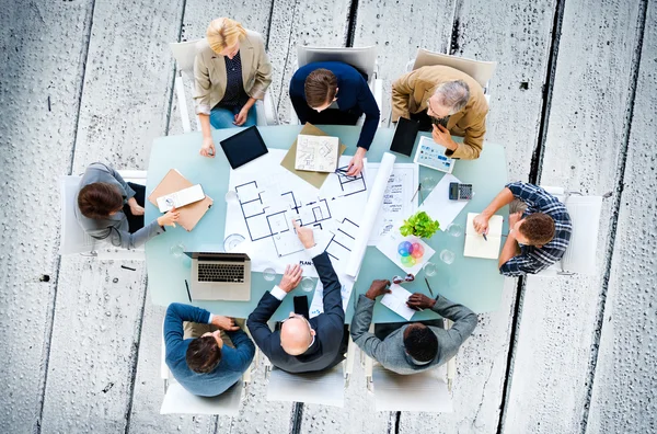 Arquitectos e ingenieros en reunión — Foto de Stock