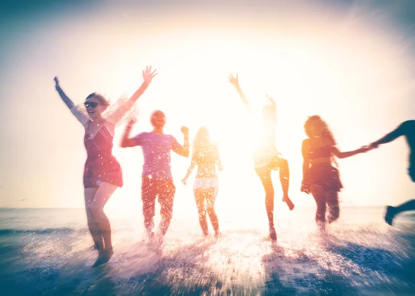 Amigos felices divirtiéndose en la playa — Foto de Stock
