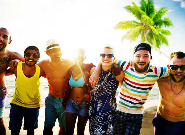 Amici felici divertirsi sulla spiaggia — Foto Stock