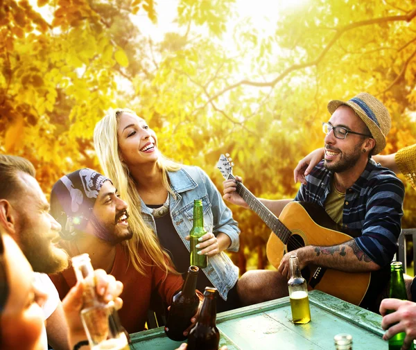 Vrienden opknoping uit bij Outdoors partij — Stockfoto