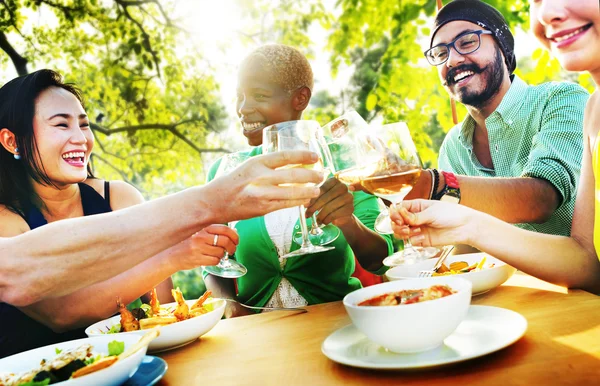 Vrienden opknoping uit bij Outdoors partij — Stockfoto