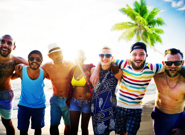 Glada vänner som har roligt på stranden — Stockfoto