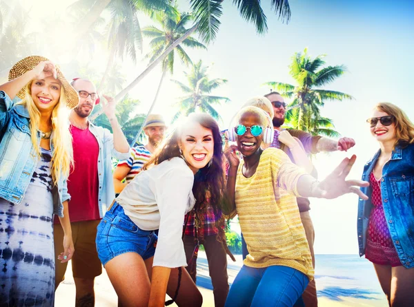 Amigos celebrando en el concepto de fiesta —  Fotos de Stock