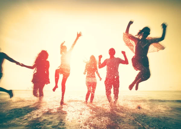 Boldog barátok szórakozás a strandon — Stock Fotó