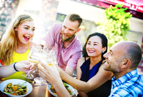 Vrienden opknoping uit bij Outdoors partij — Stockfoto