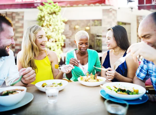 Amici appendere fuori a festa all'aperto — Foto Stock