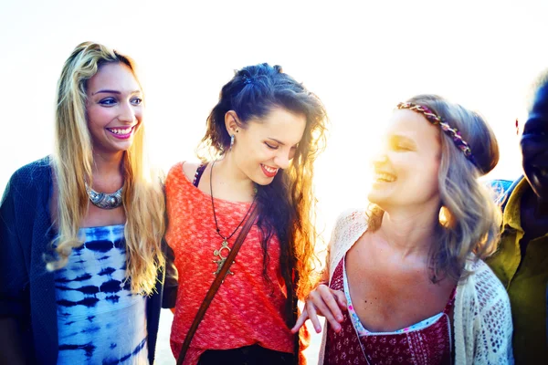 Mujeres amigas divirtiéndose en la playa —  Fotos de Stock