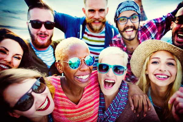 Amigos celebrando no conceito de festa — Fotografia de Stock