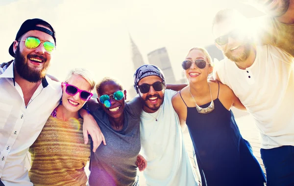 Amigos en gafas de sol de pie juntos al aire libre —  Fotos de Stock