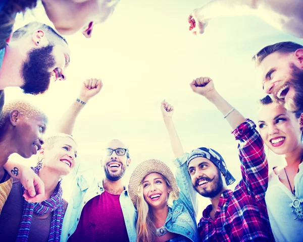 Amigos pasando el rato al aire libre juntos —  Fotos de Stock