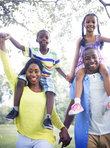 Retrato de una familia africana feliz — Foto de Stock