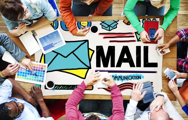 Affärsmän och Mail-meddelande — Stockfoto