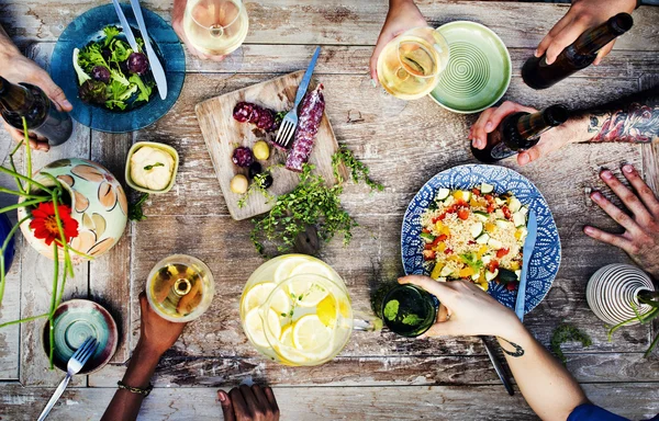 食品および飲料のテーブルの上 — ストック写真