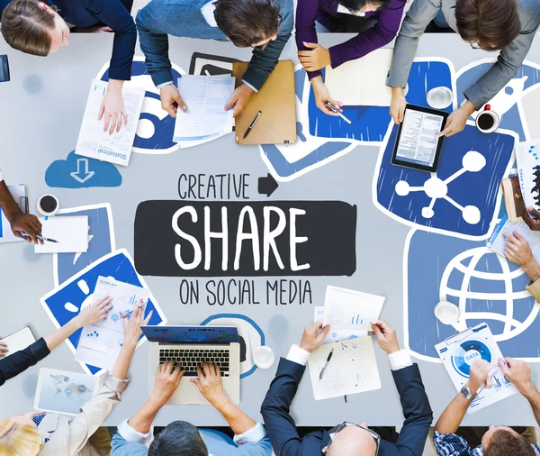 Kreatív részesedése szociális média Online koncepció — Stock Fotó