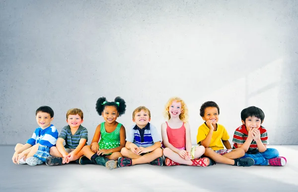 Sokféleség gyermekek ül együtt — Stock Fotó