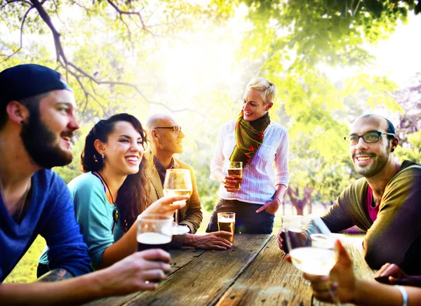 Amis traînant à la fête en plein air — Photo