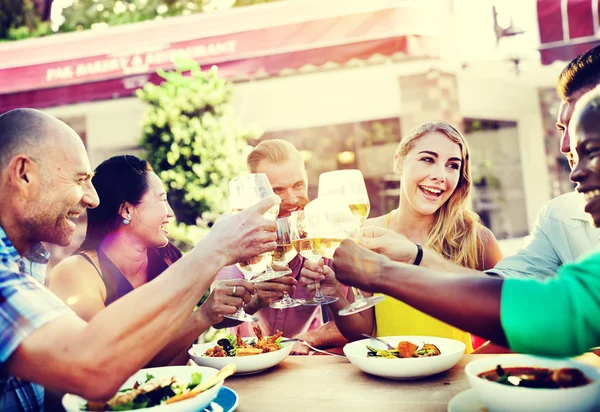 Amis traînant à la fête en plein air — Photo