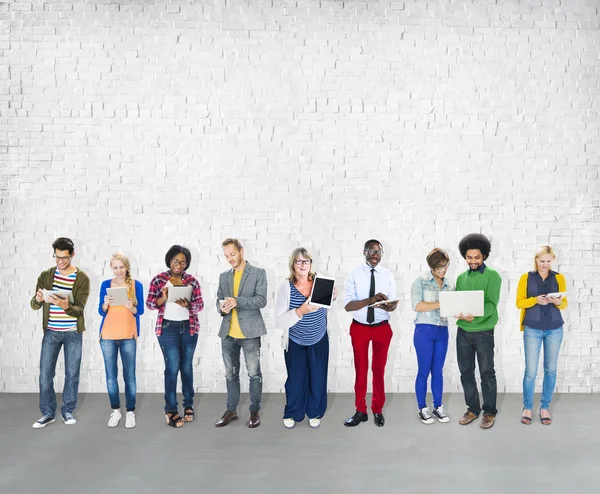 Diversiteit mensen digitale apparaten — Stockfoto