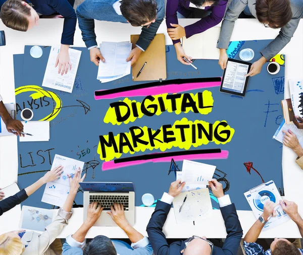 Geschäftsleute und digitales Marketingkonzept — Stockfoto