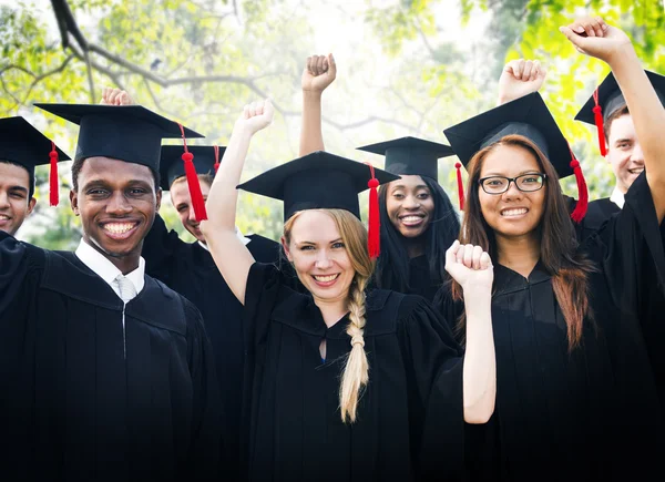 Diversidade Estudantes celebrando o conceito de graduação — Fotografia de Stock