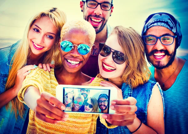 Diversos amigos com conceito de telefone inteligente — Fotografia de Stock