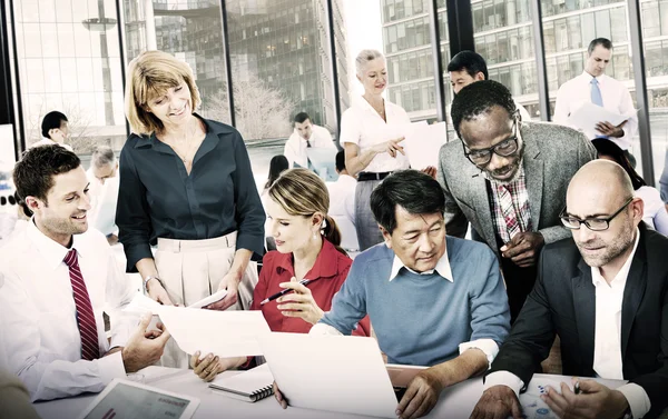 Les gens d'affaires travaillant dans le bureau — Photo