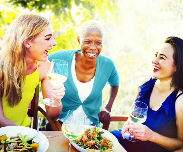 Ragazza amici appendere fuori a all'aperto partito — Foto Stock