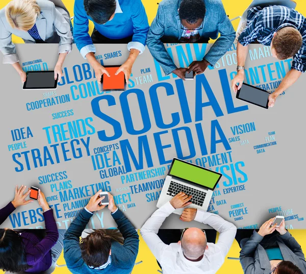 Üzletemberek és szociális média fogalma — Stock Fotó