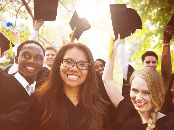 Estudiantes de diversidad celebran el concepto de graduación — Foto de Stock