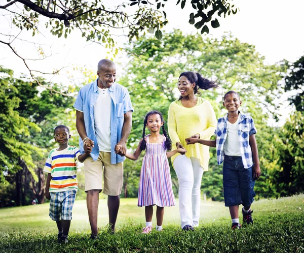 Africano felice famiglia avendo divertente — Foto Stock