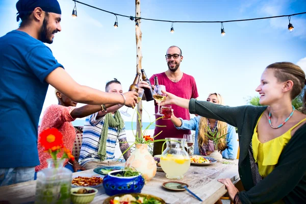 Amici allegri appendere fuori sulla festa in spiaggia — Foto Stock